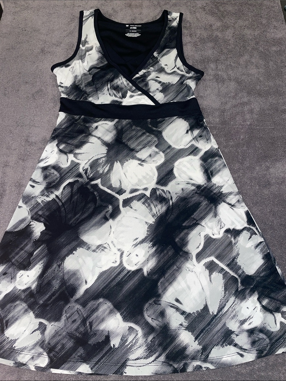 tek gear Black & White Floral Midi Dress. Size Small w shelf bra.  NWOT